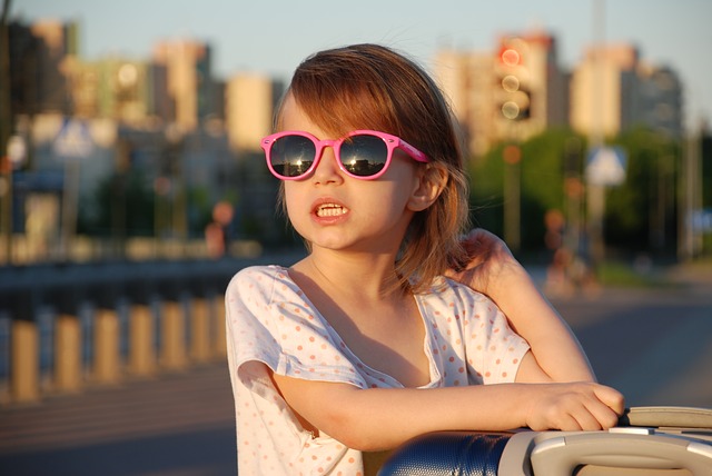 holčička a sluneční brýle.jpg